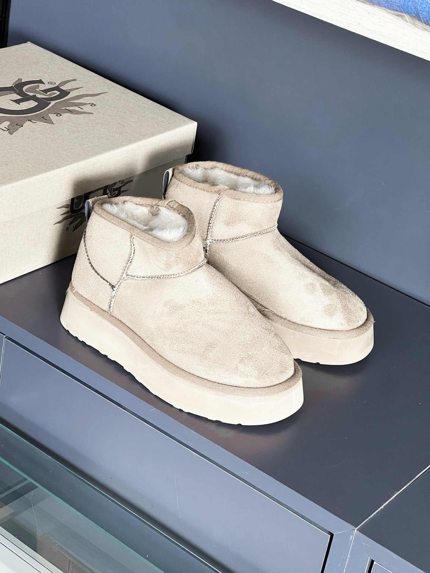 UGG MINI ULTRA CREAM