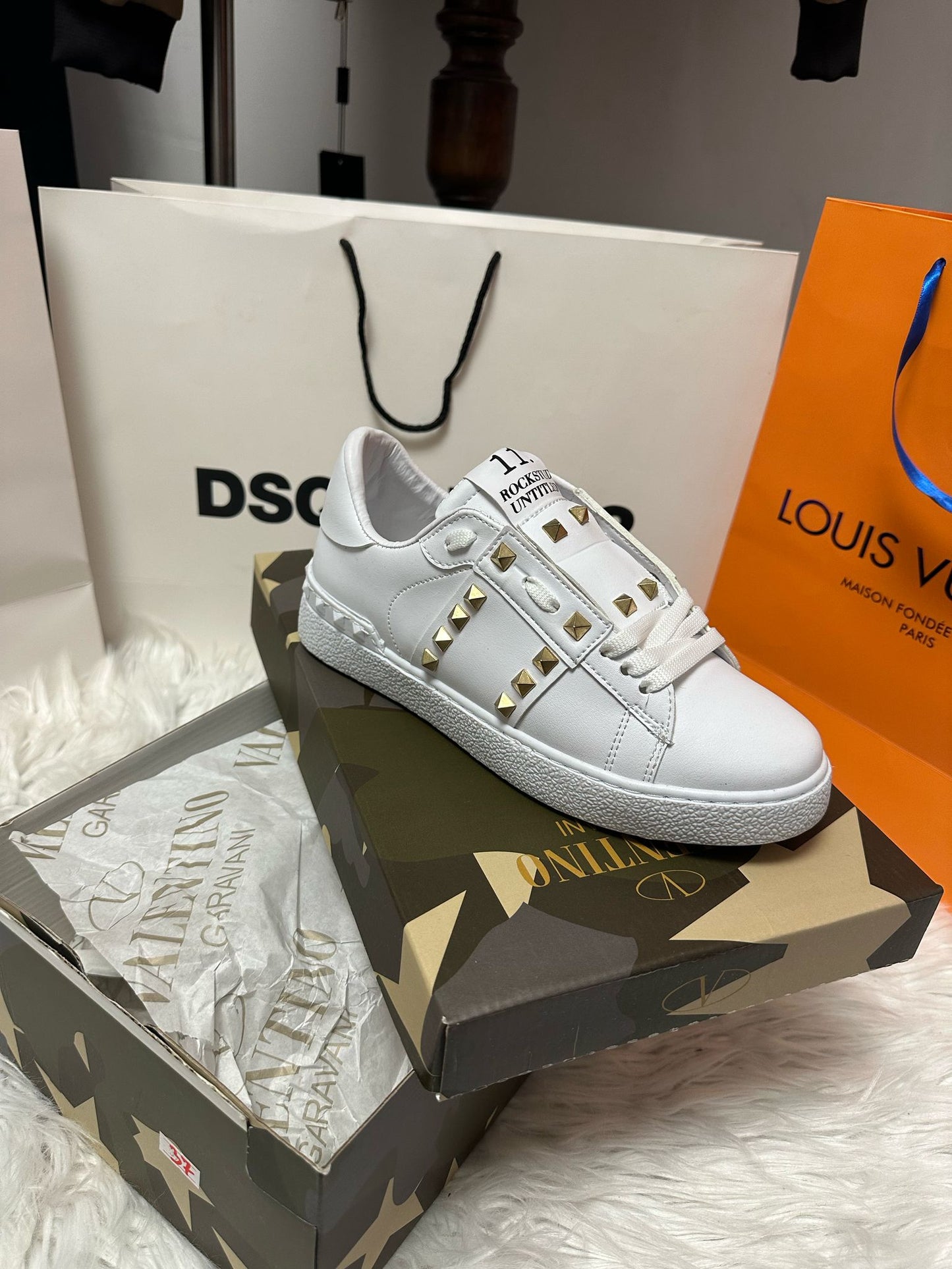 VLTN Rockstud FULL WHITE