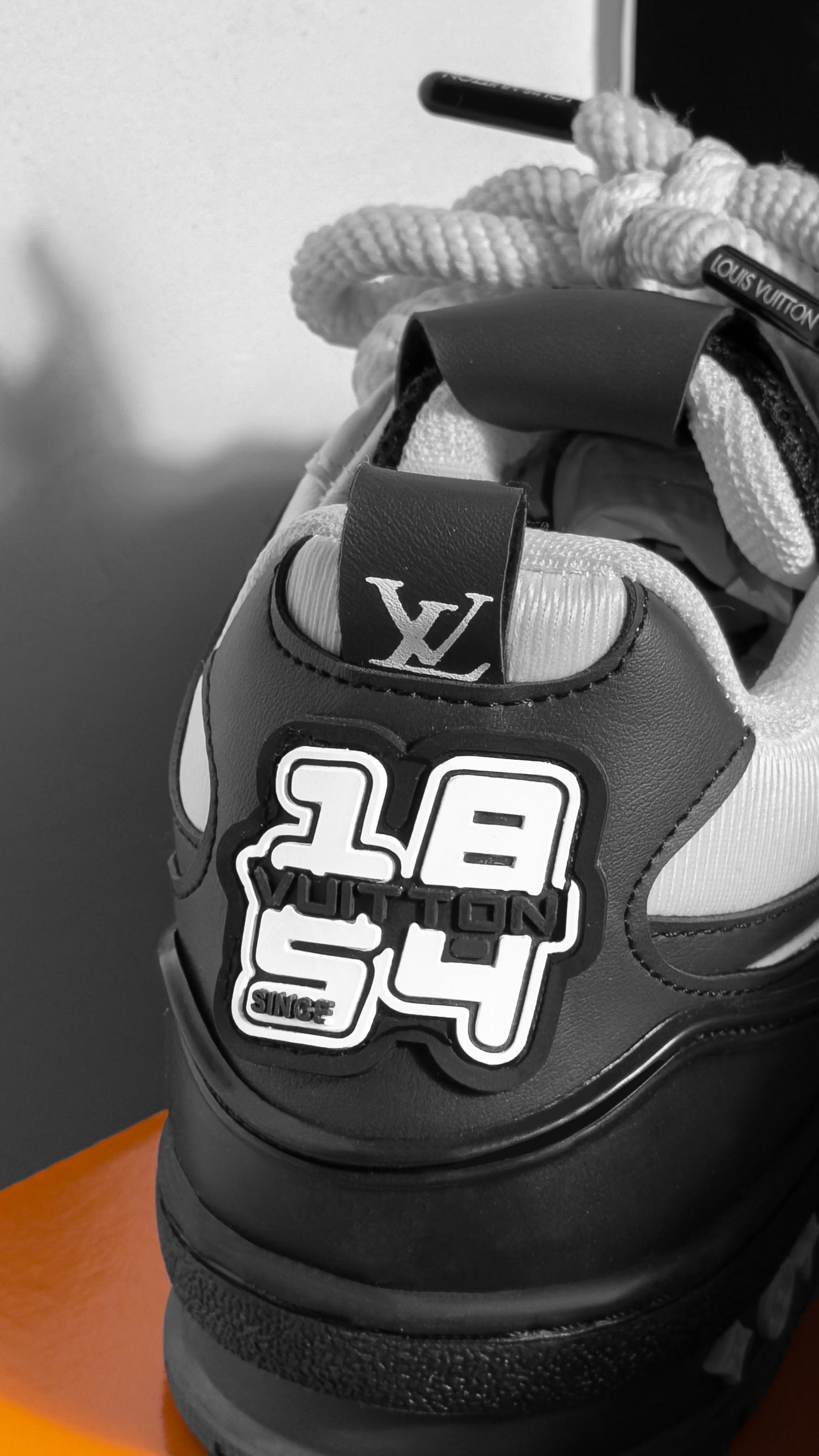 LV SKATE B&W 2