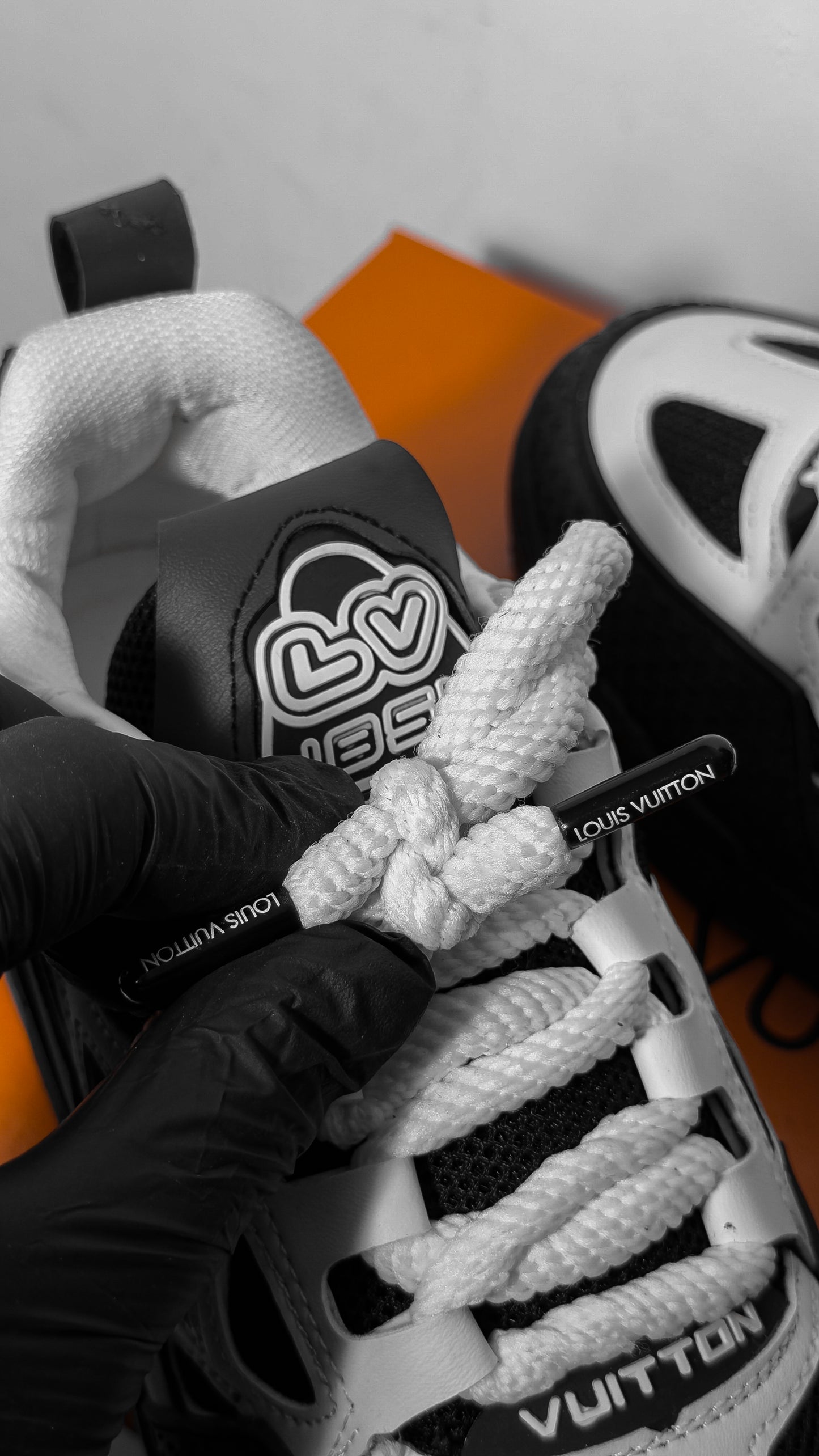 LV SKATE B&W 2